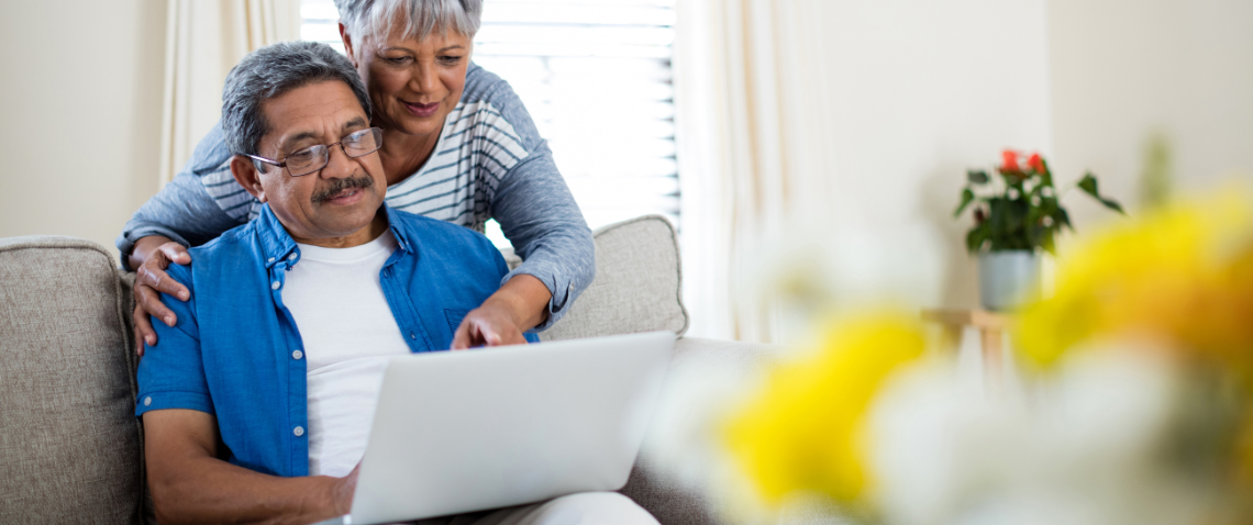 senior-couple-laptop